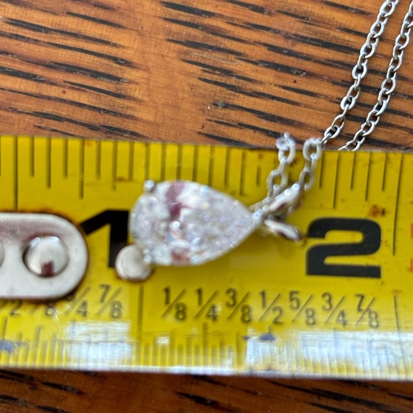 Elegant Silver Teardrop Pendant Necklace - Picture 7 of 7